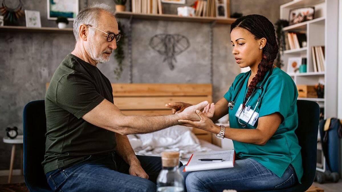 Infirmière DomiHome lors d'une visite à domicile